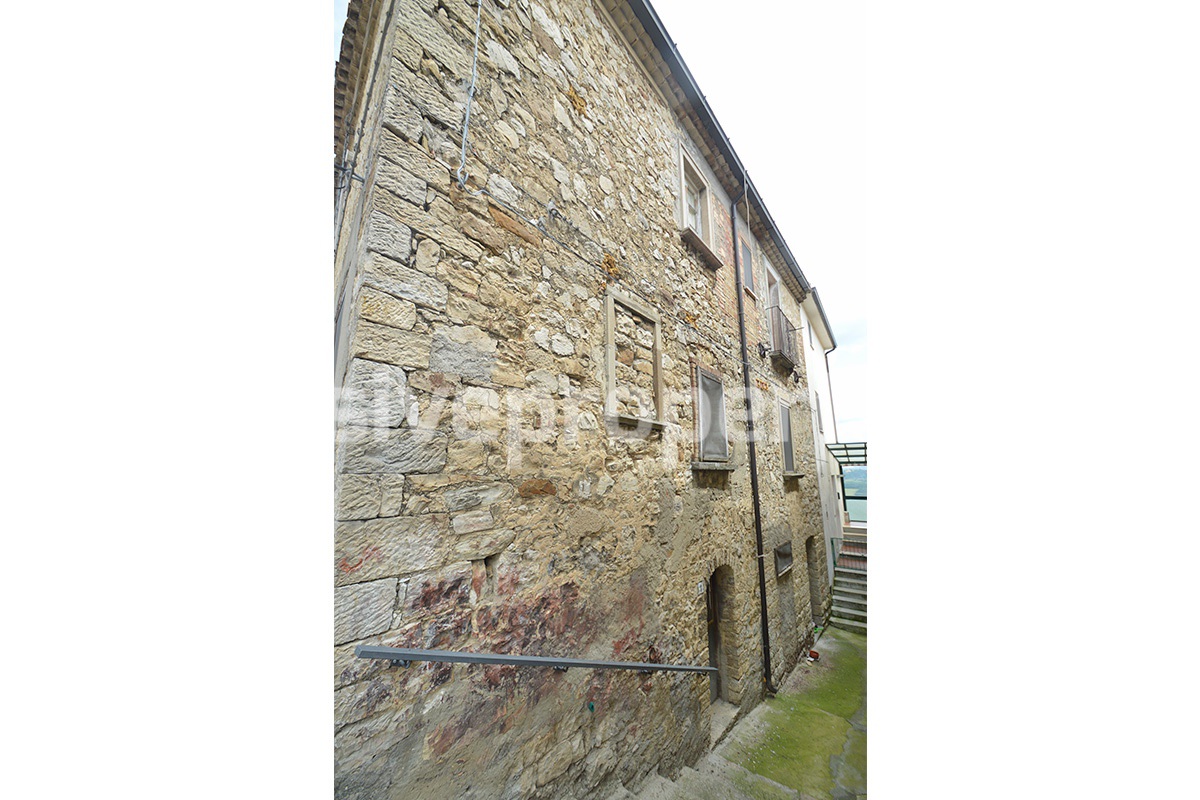 Period stone house near the coast for sale in Molise 4