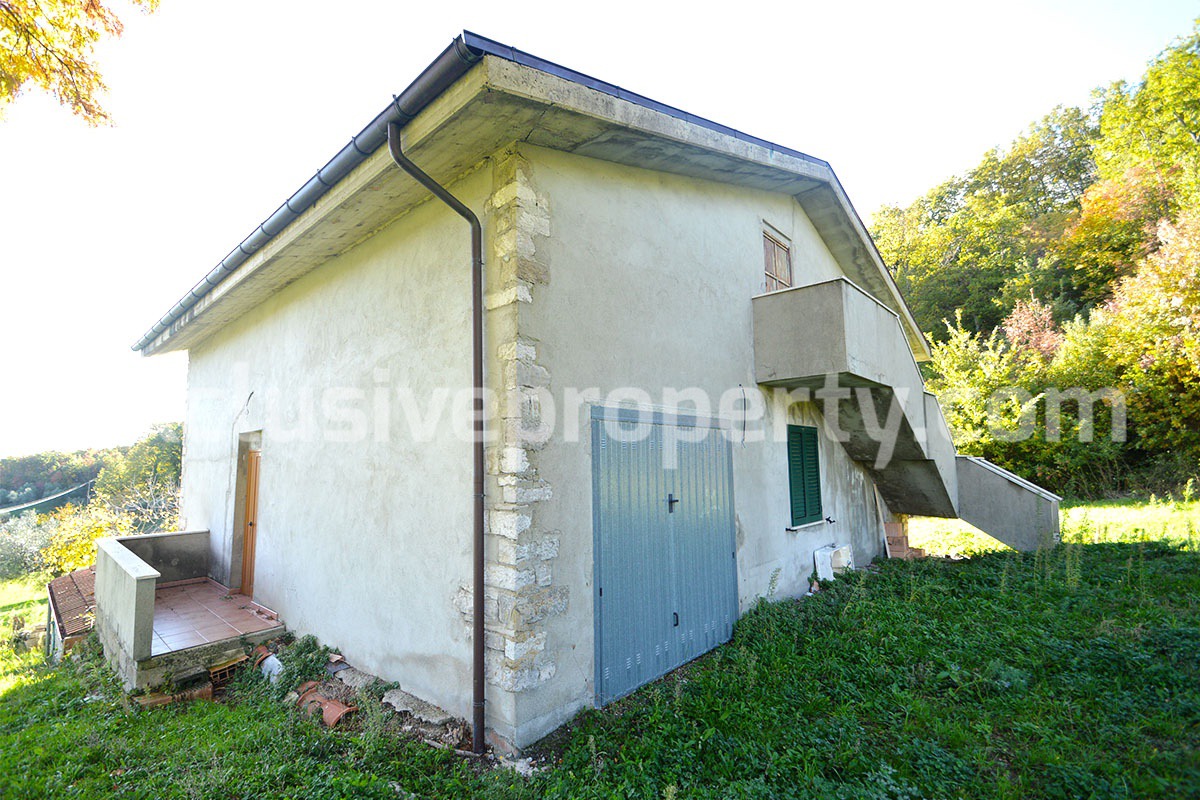 Country house with garage and land for sale Civitacampomarano - Molise