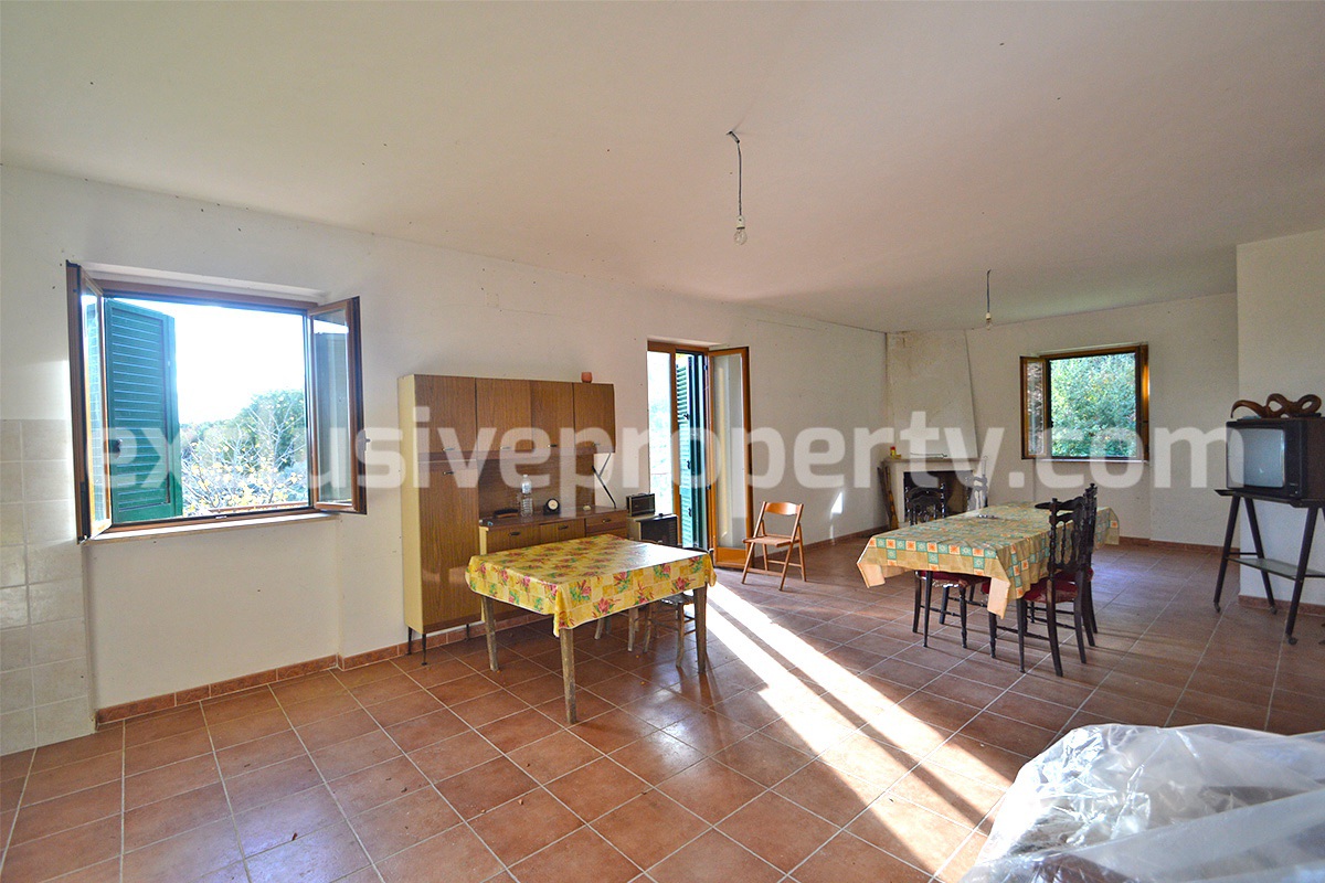 Country house with garage and land for sale Civitacampomarano - Molise
