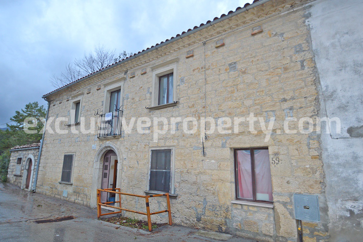 Ancient stone house with building garden for sale in Abruzzo 1