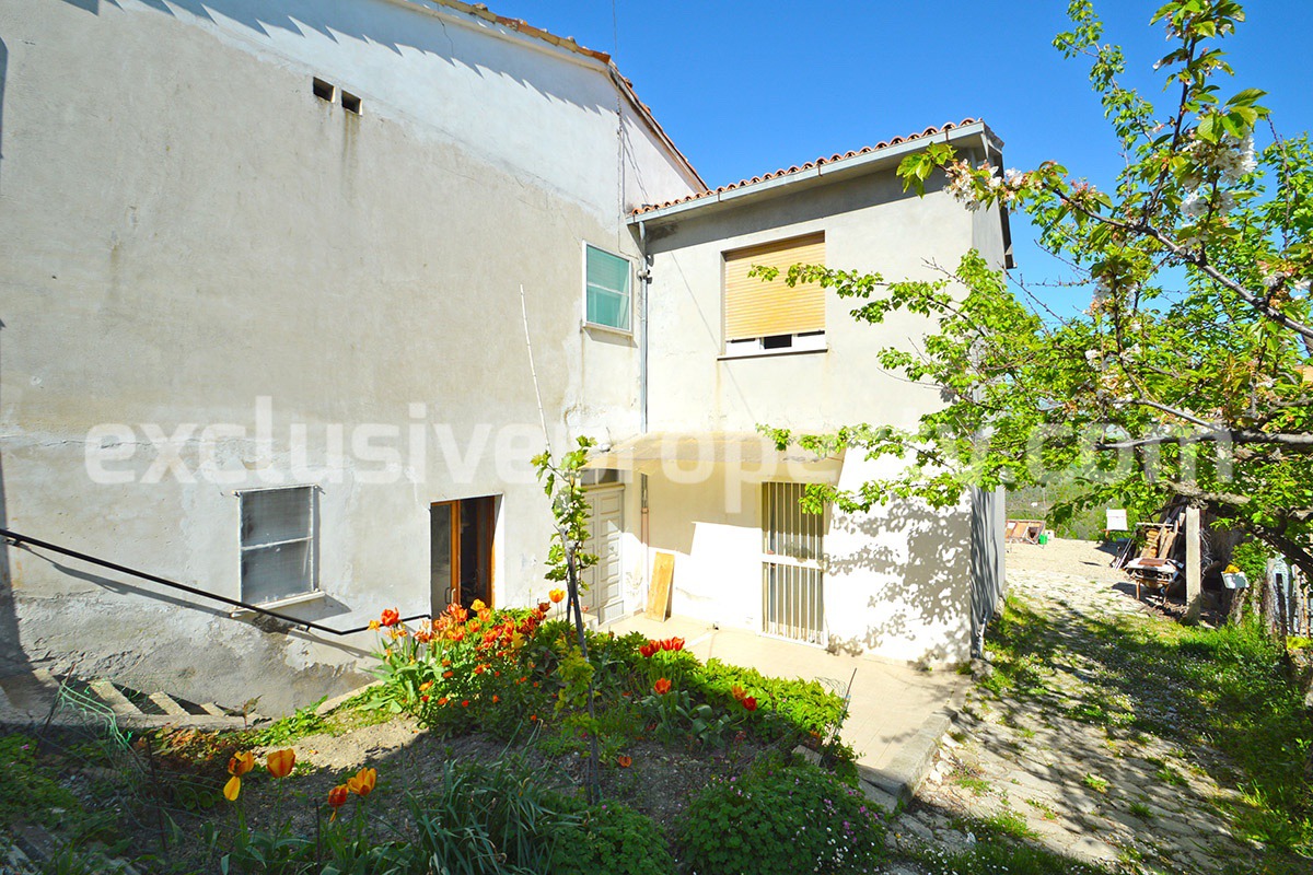 House with land and views of the valley for sale in Italy 2
