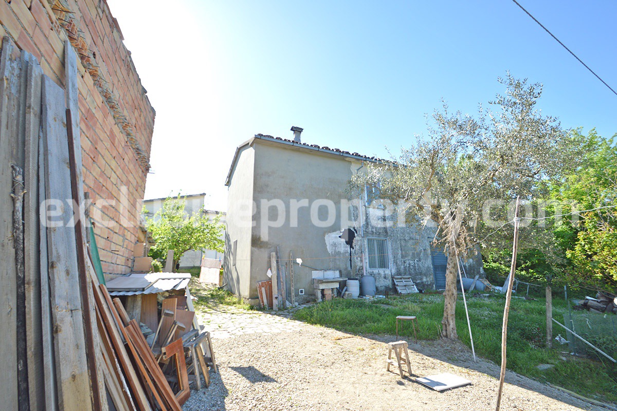 House with land and views of the valley for sale in Italy 5