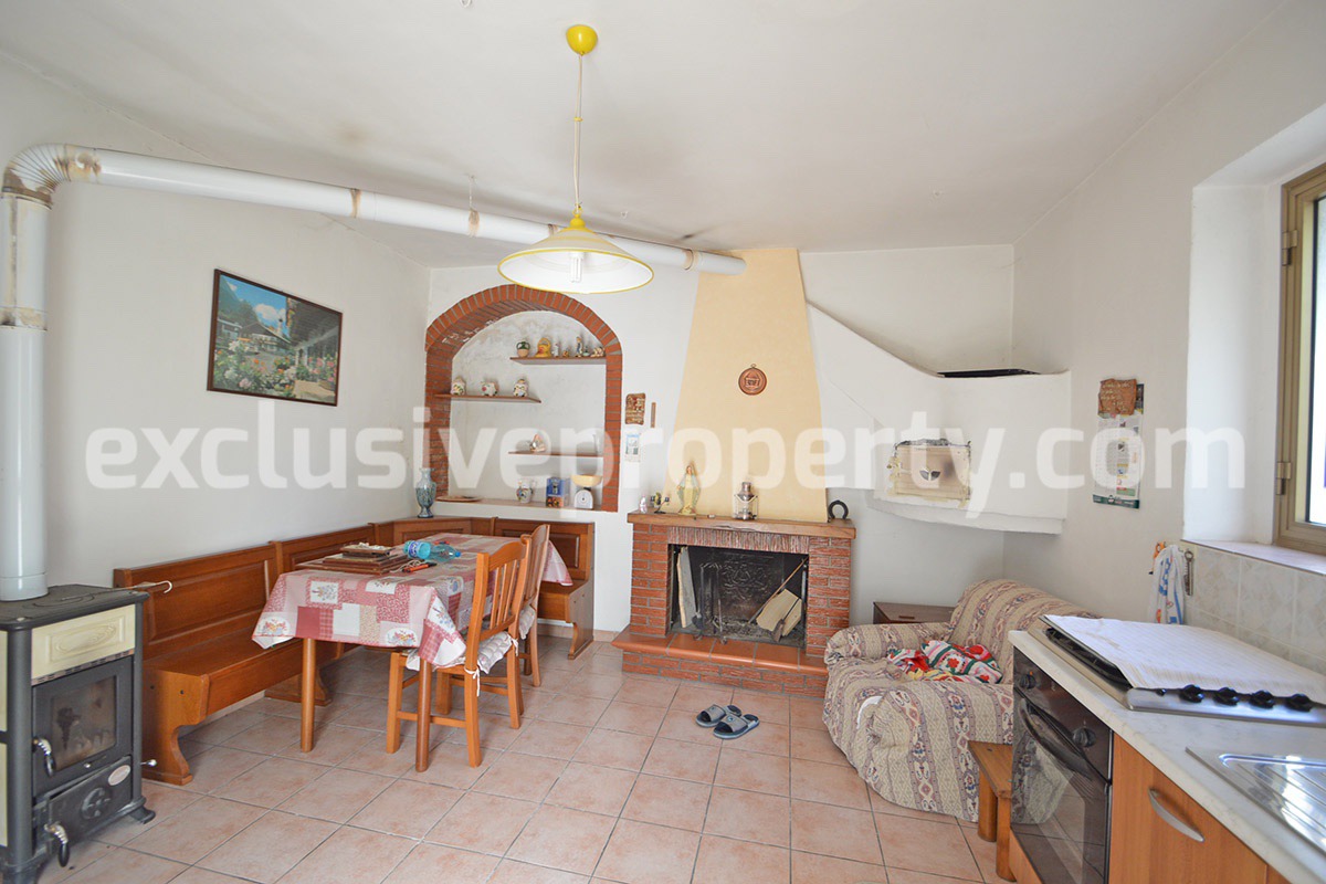 House with land and views of the valley for sale in Italy 9