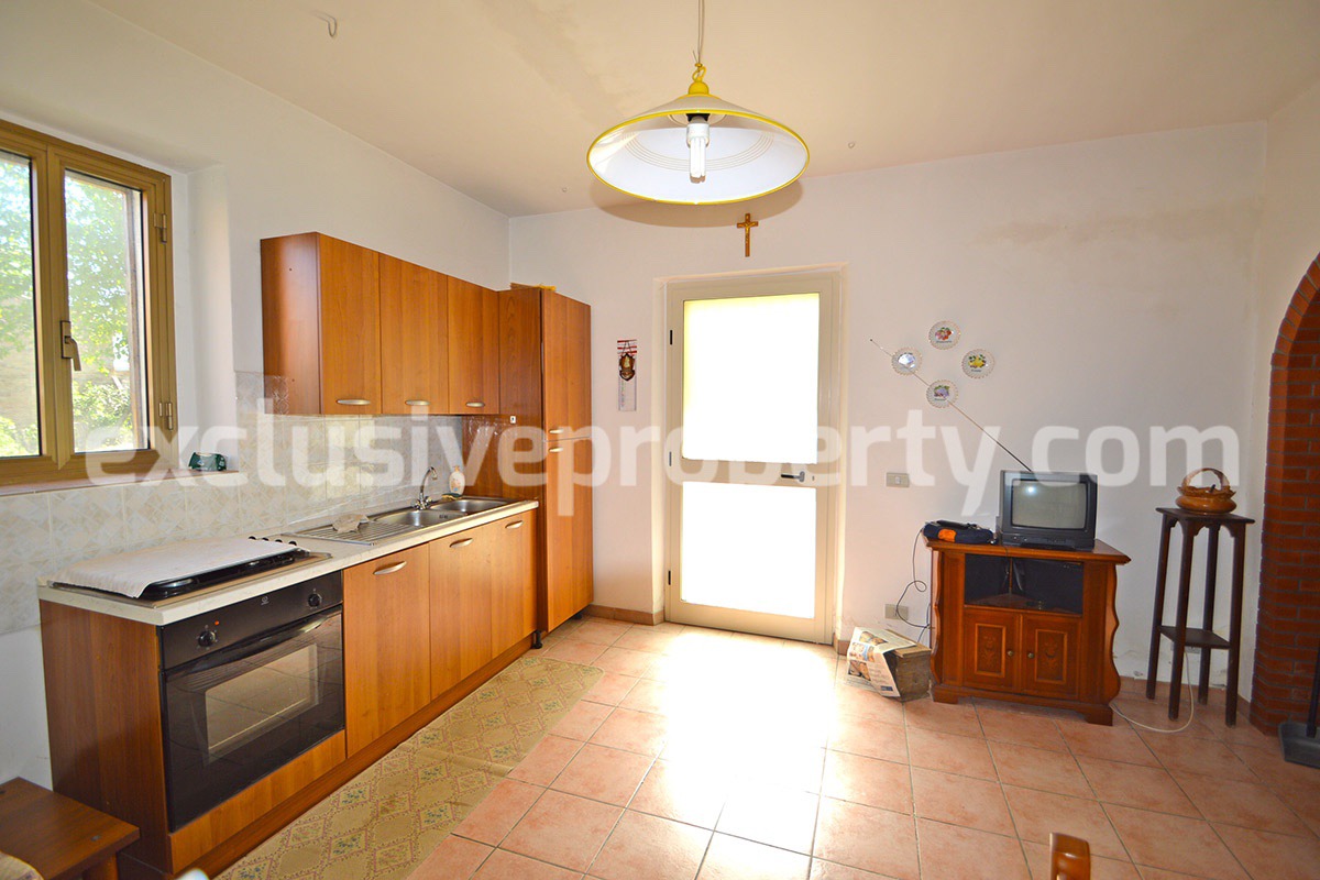 House with land and views of the valley for sale in Italy