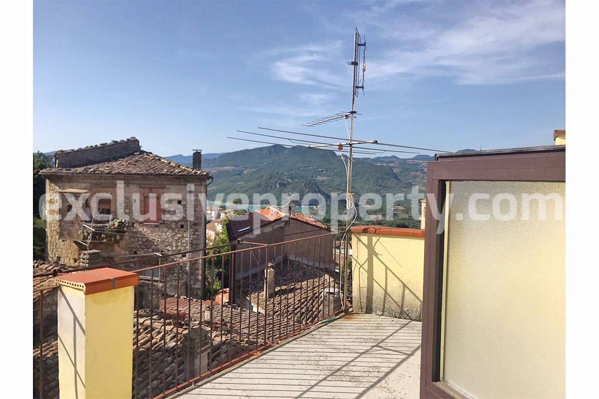 Cheap town house with spectacular lake view terrace for sale Abruzzo - Bomba 1