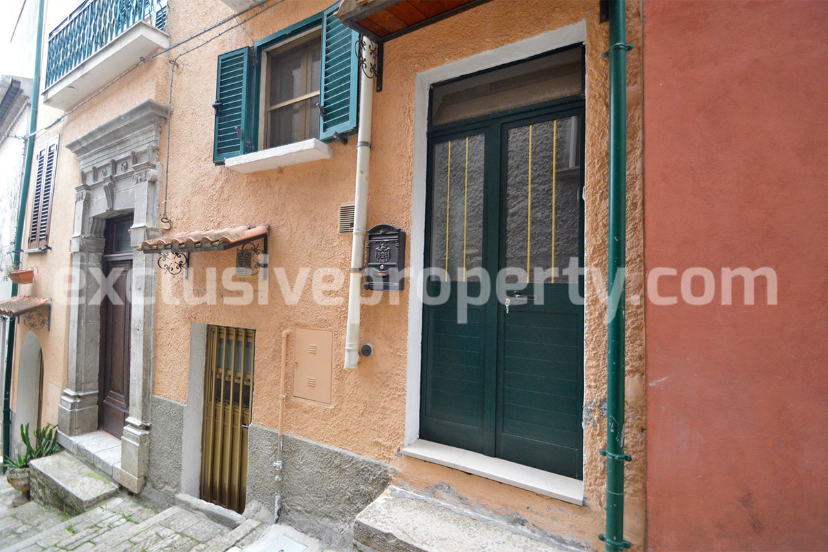 Spacious habitable town house with balconies for sale in Molise - Roccavivara