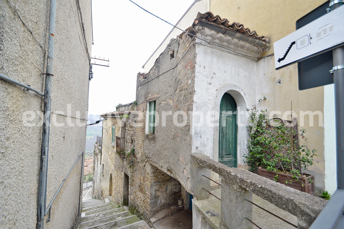 Ancient cheap stone house with terrace for sale in Roccavivara - Molise