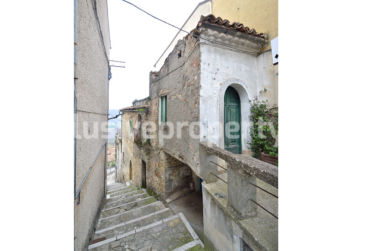 Ancient cheap stone house with terrace for sale in Roccavivara - Molise