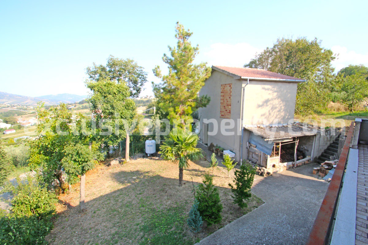 Habitable house with detached barn and garden for sale in Abruzzo 11