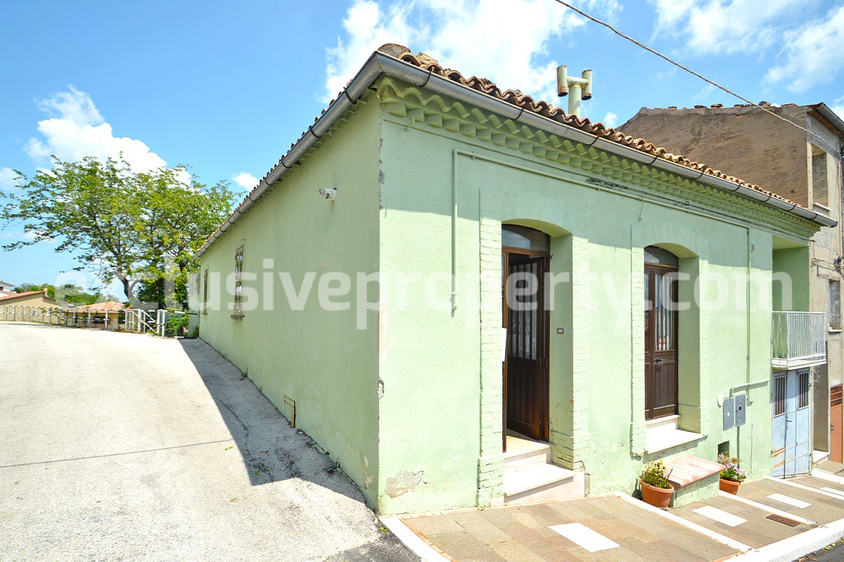 Spacious habitable house with panoramic terrace and flat garden for sale in Abruzzo 8