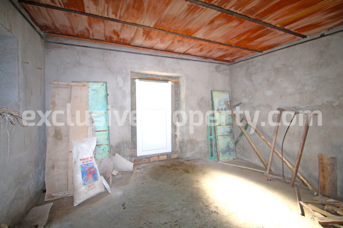 Habitable house with detached barn and garden for sale in Abruzzo 13