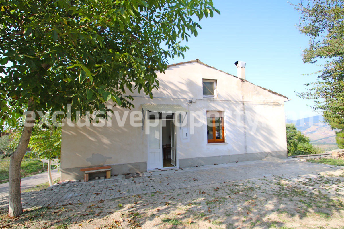Habitable house with detached barn and garden for sale in Abruzzo 1