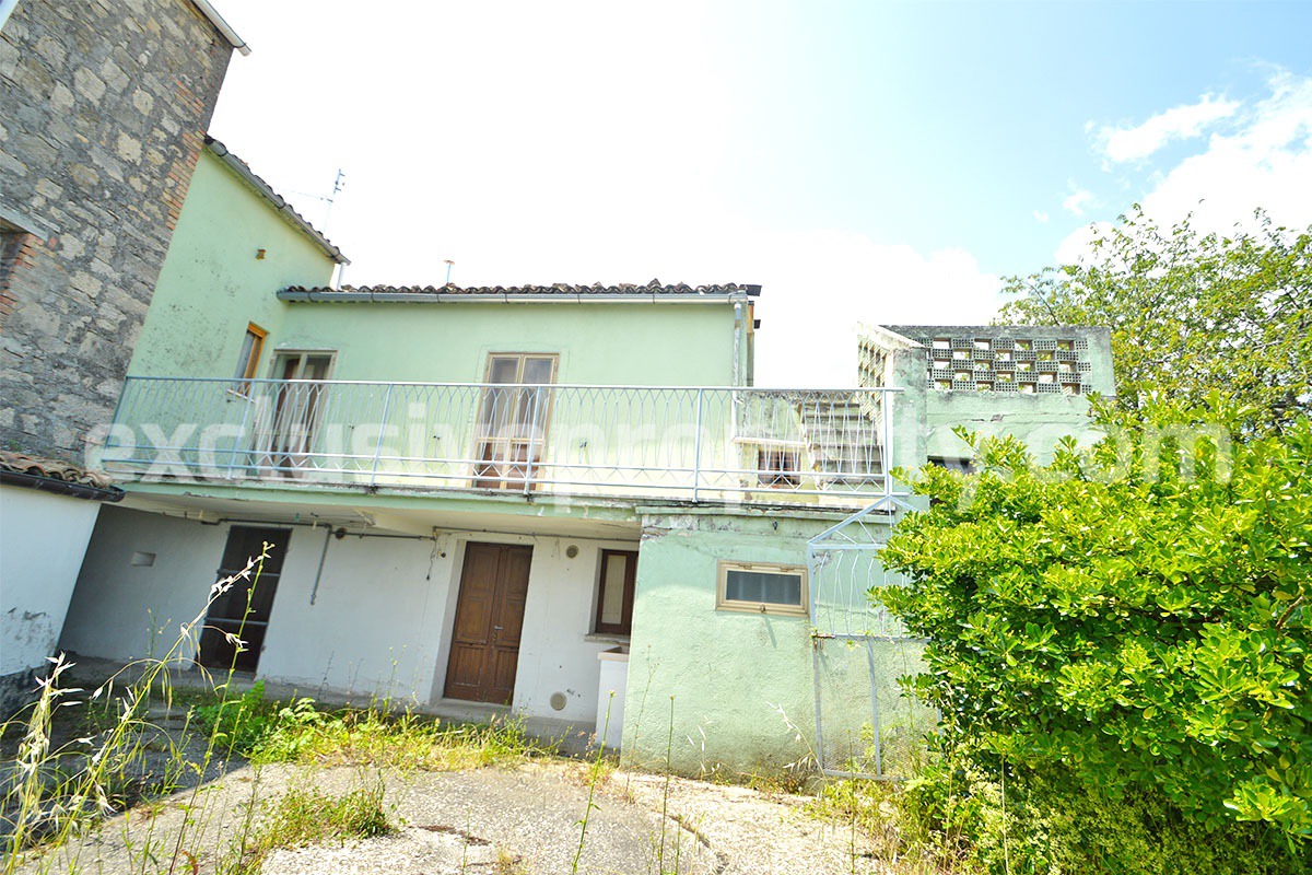 Spacious habitable house with panoramic terrace and flat garden for sale in Abruzzo 1