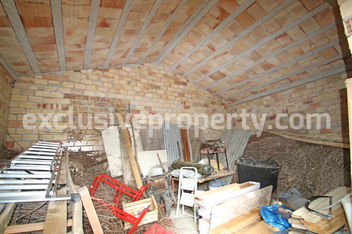 Habitable house with detached barn and garden for sale in Abruzzo 14