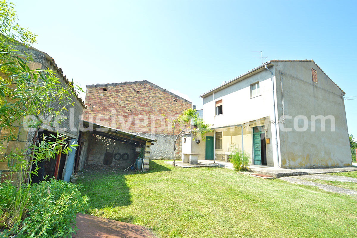 Large property with flat garden for sale in Roccaspinalveti - Abruzzo 2