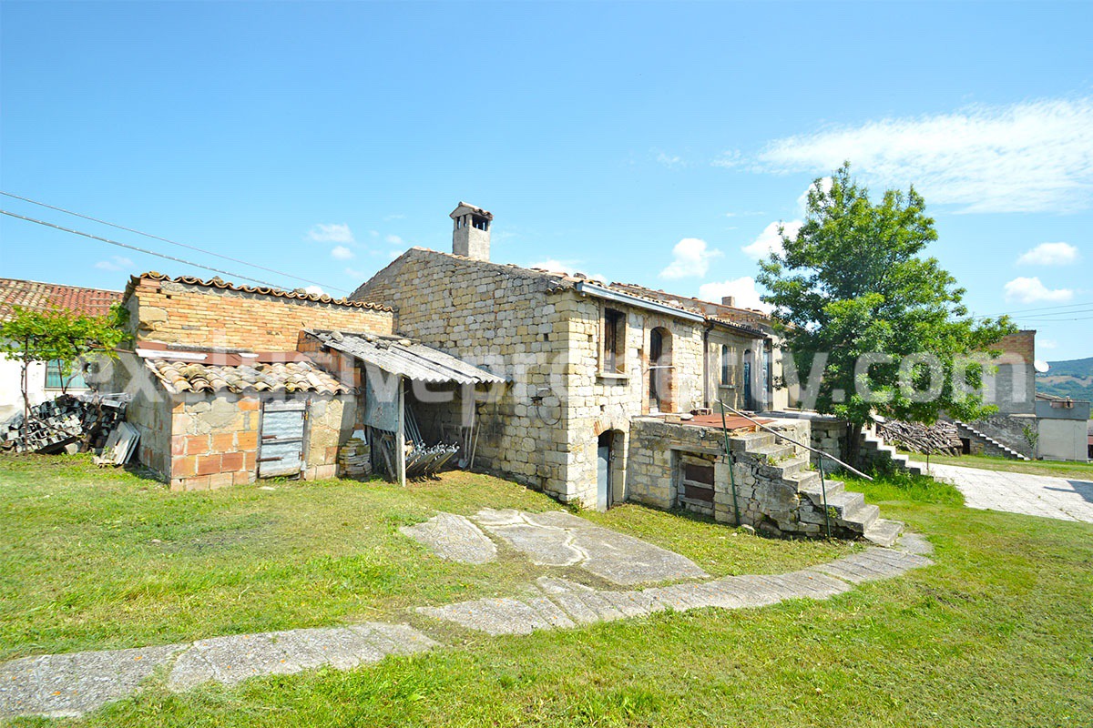 Large property with flat garden for sale in Roccaspinalveti - Abruzzo 42