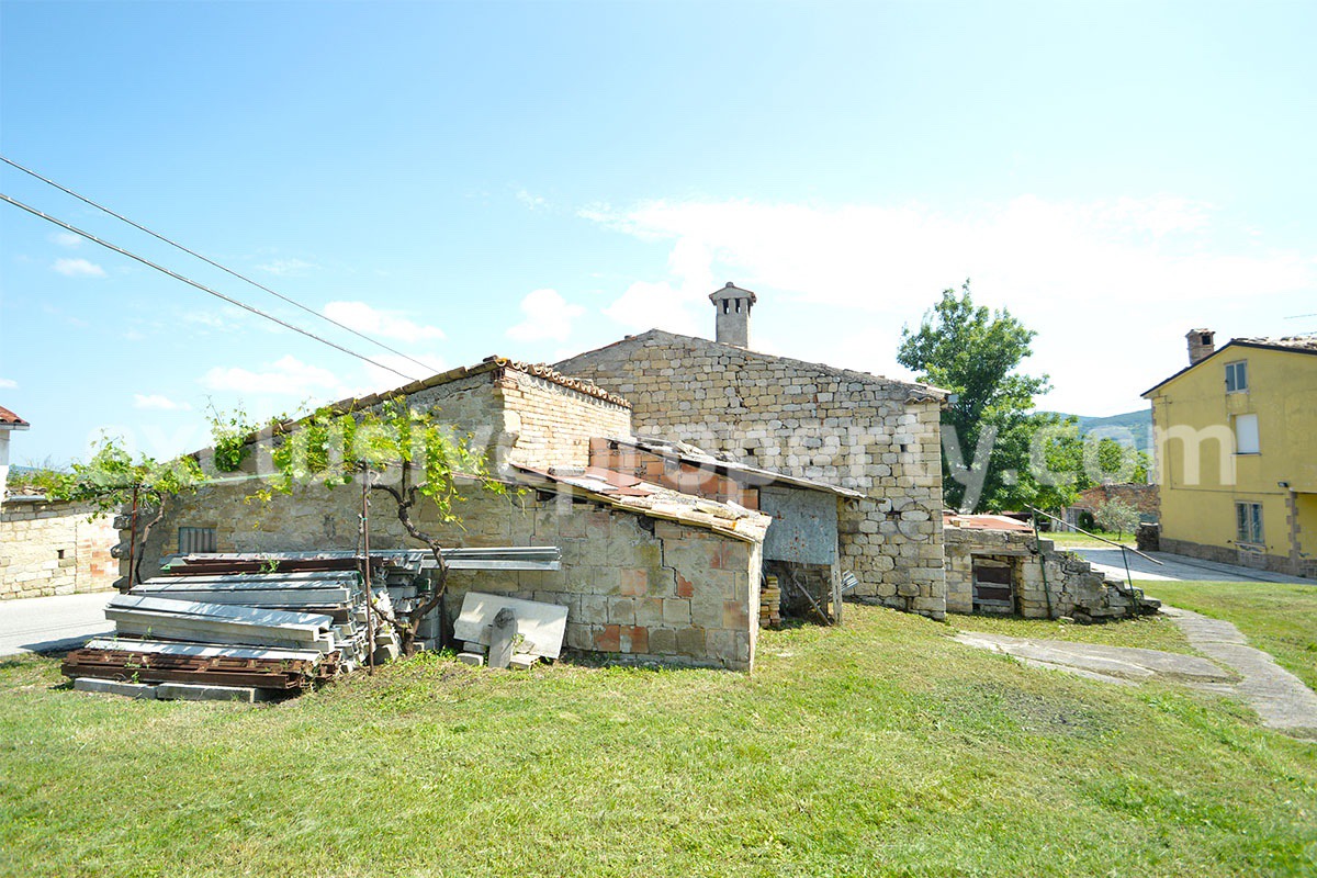 Large property with flat garden for sale in Roccaspinalveti - Abruzzo 34
