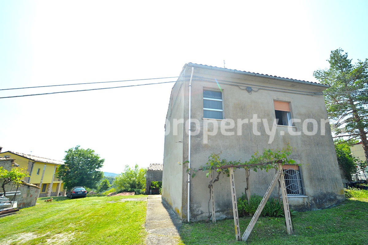 Large property with flat garden for sale in Roccaspinalveti - Abruzzo 30