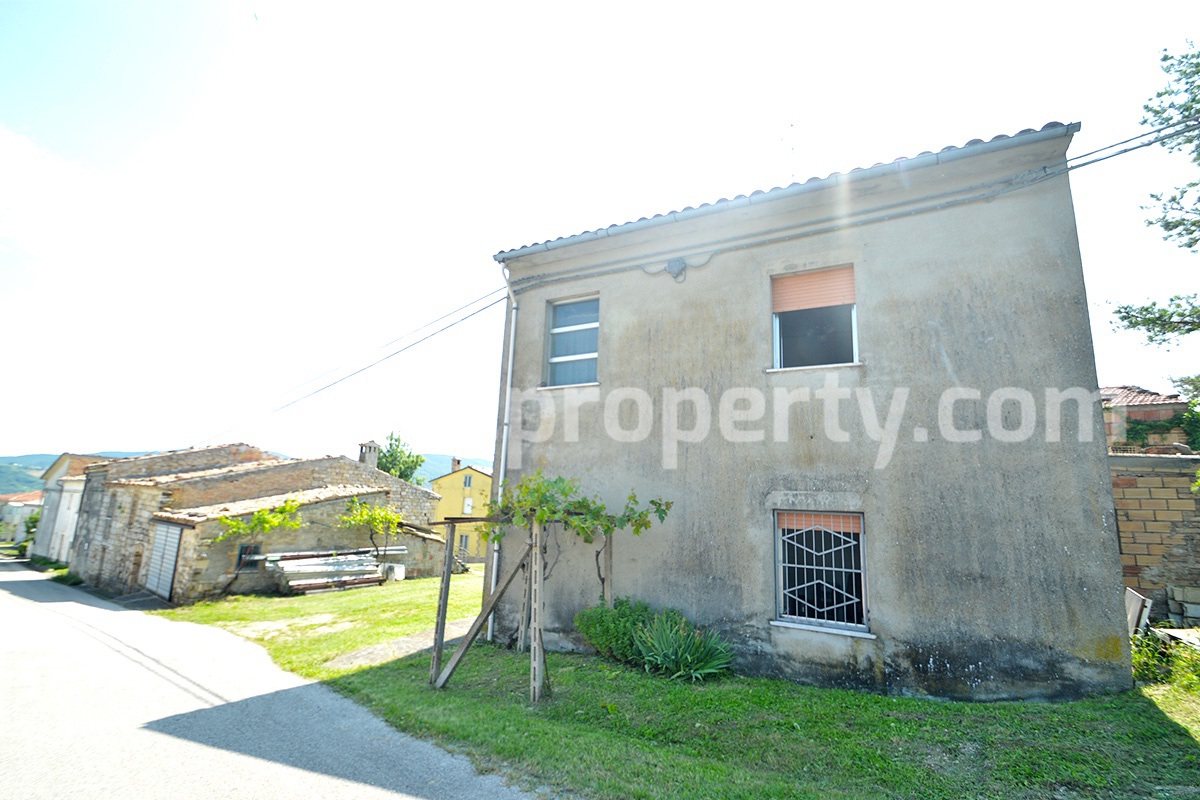 Large property with flat garden for sale in Roccaspinalveti - Abruzzo 31