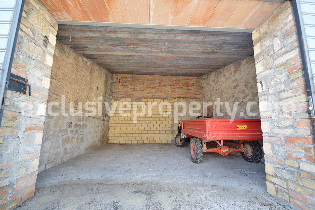 Large property with flat garden for sale in Roccaspinalveti - Abruzzo