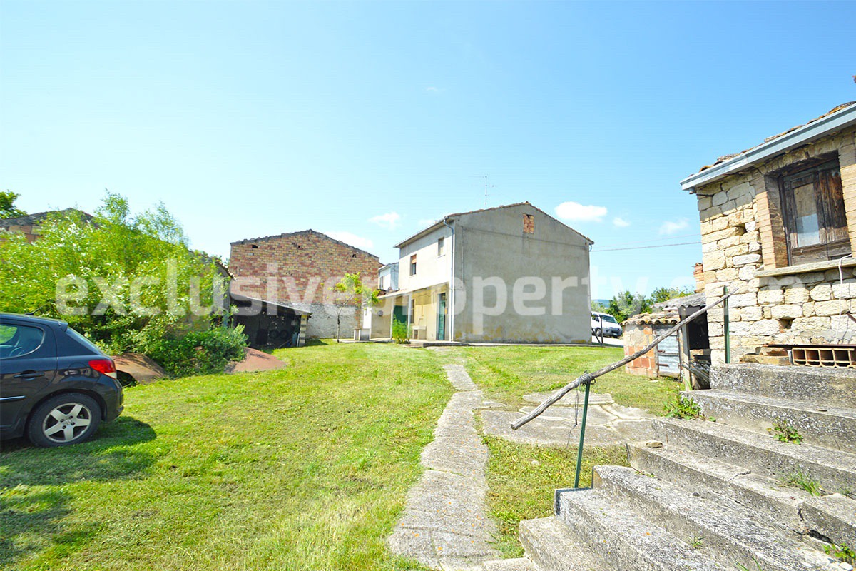 Large property with flat garden for sale in Roccaspinalveti - Abruzzo 1