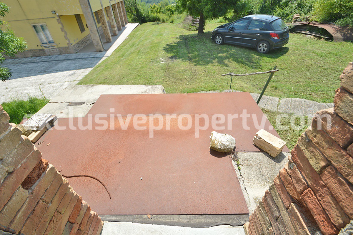 Large property with flat garden for sale in Roccaspinalveti - Abruzzo 43