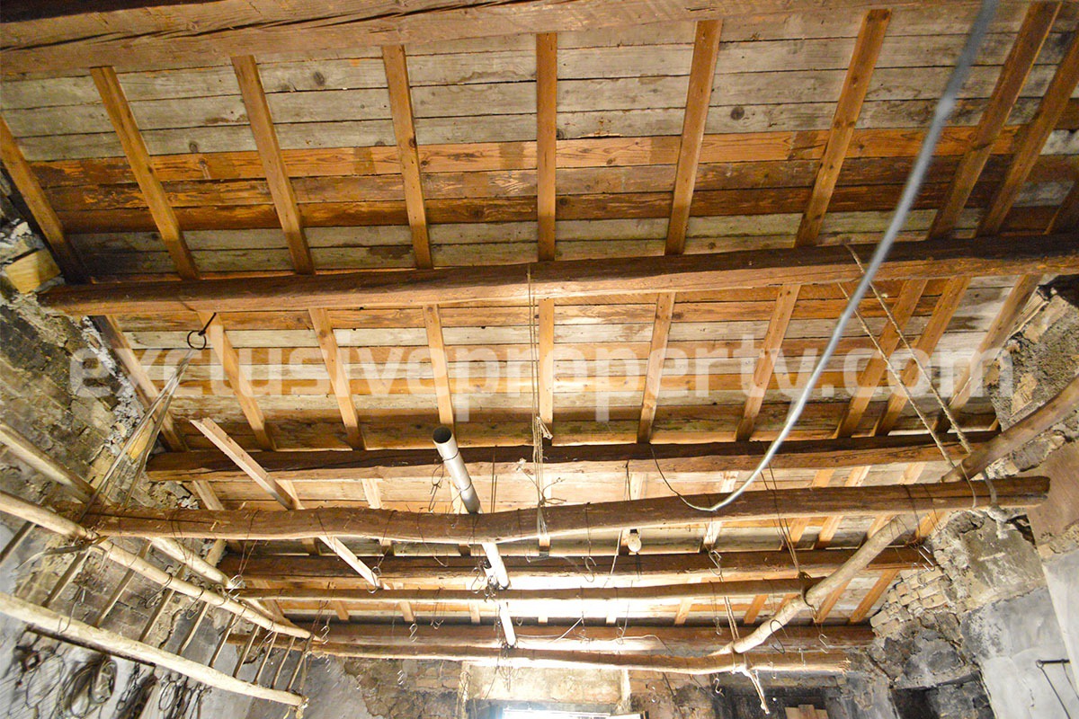 Large property with flat garden for sale in Roccaspinalveti - Abruzzo 46