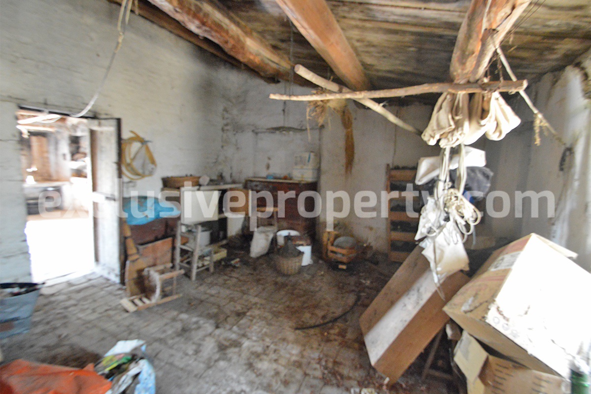 Large property with flat garden for sale in Roccaspinalveti - Abruzzo 50