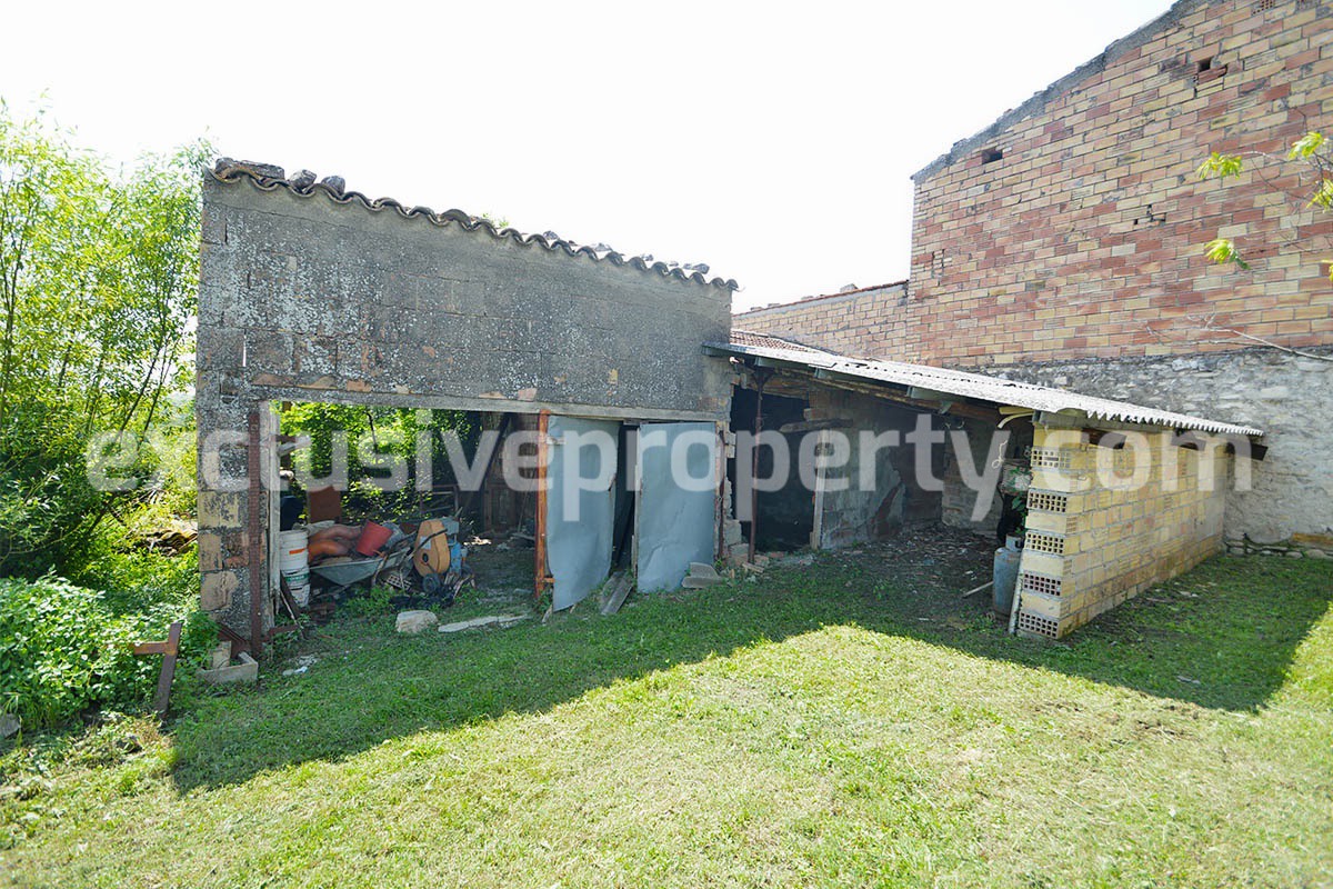 Large property with flat garden for sale in Roccaspinalveti - Abruzzo 32