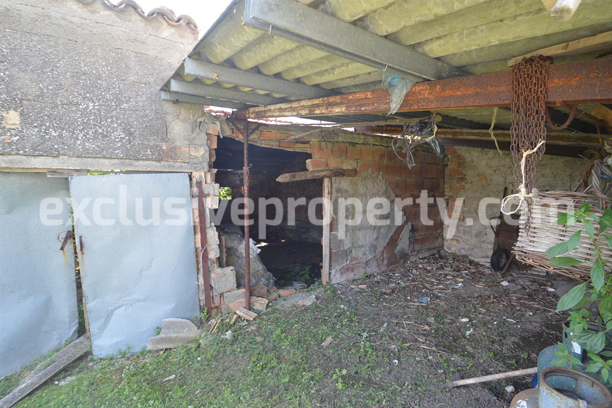 Large property with flat garden for sale in Roccaspinalveti - Abruzzo 33
