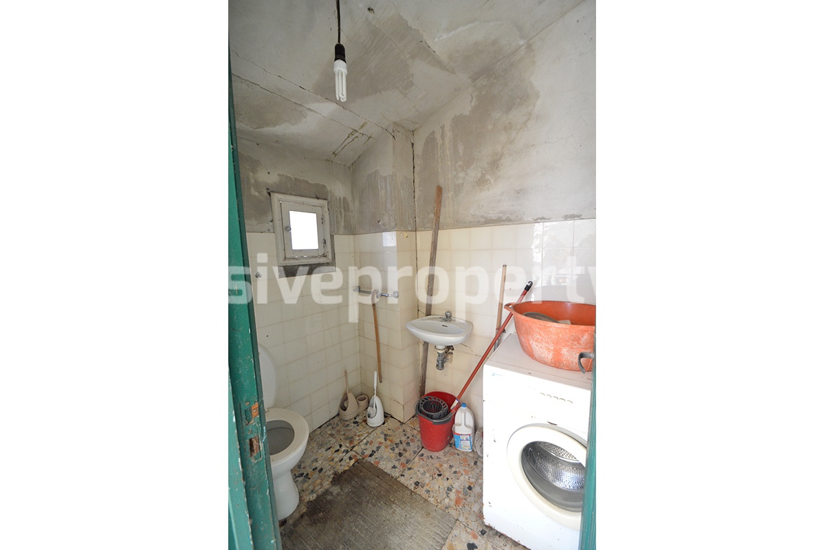 Large property with flat garden for sale in Roccaspinalveti - Abruzzo 6