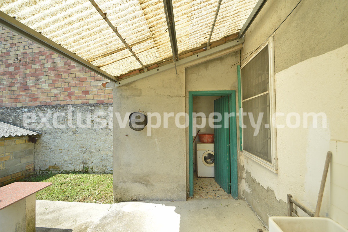 Large property with flat garden for sale in Roccaspinalveti - Abruzzo 5