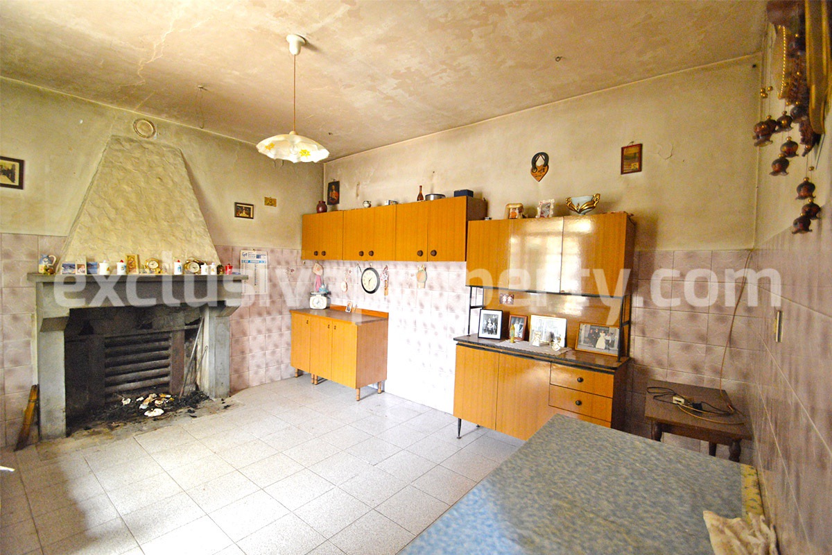 Large property with flat garden for sale in Roccaspinalveti - Abruzzo 9