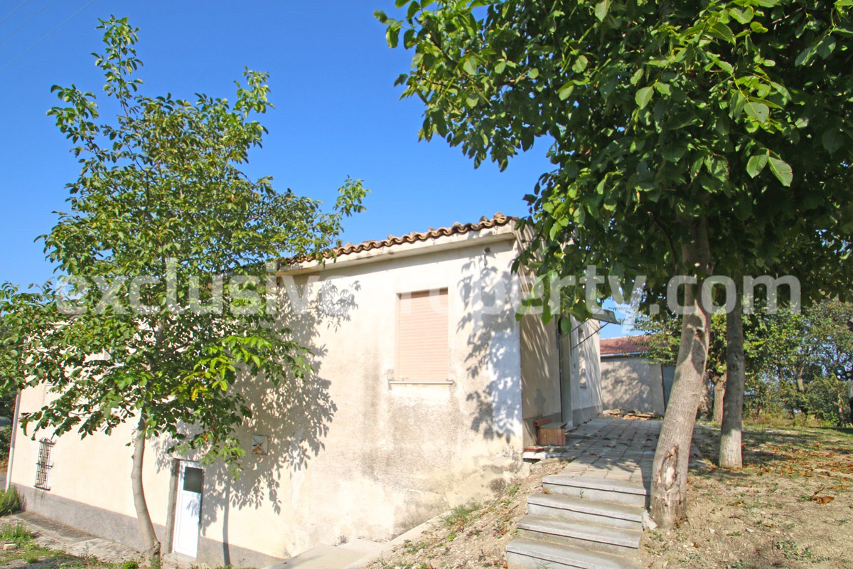 Habitable house with detached barn and garden for sale in Abruzzo 7