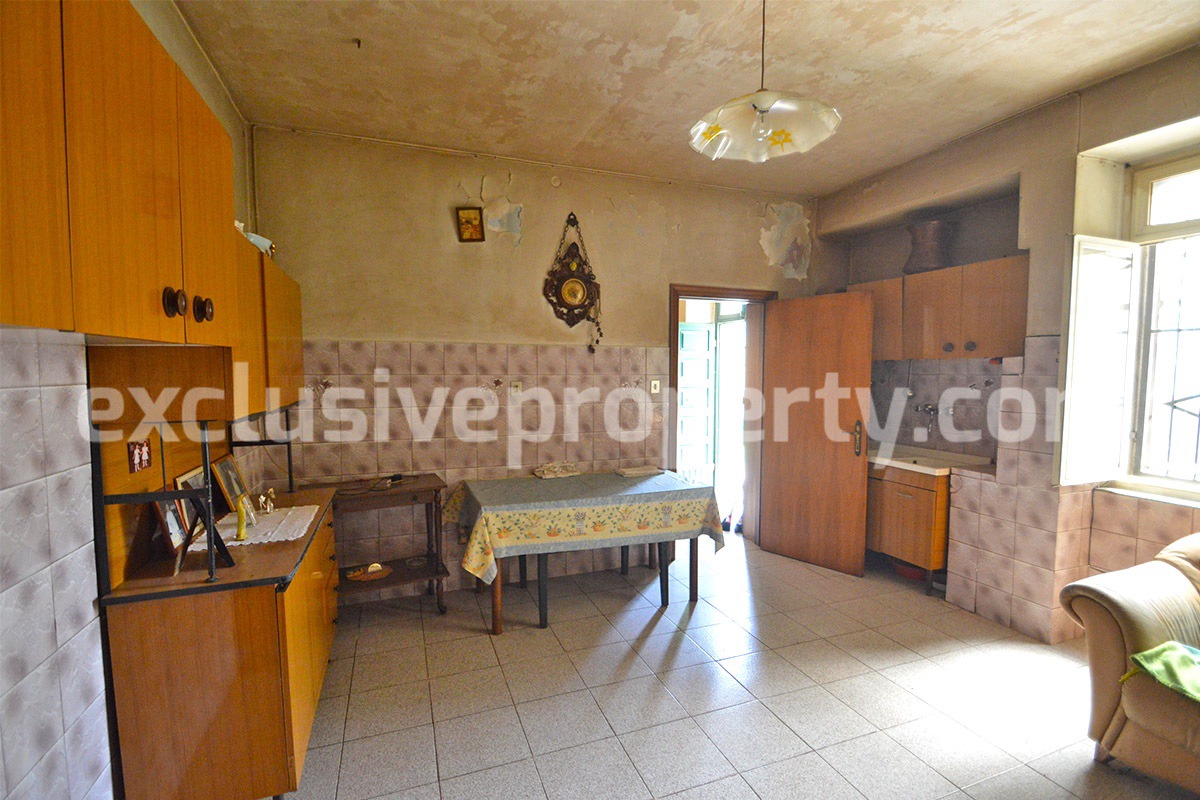 Large property with flat garden for sale in Roccaspinalveti - Abruzzo 10