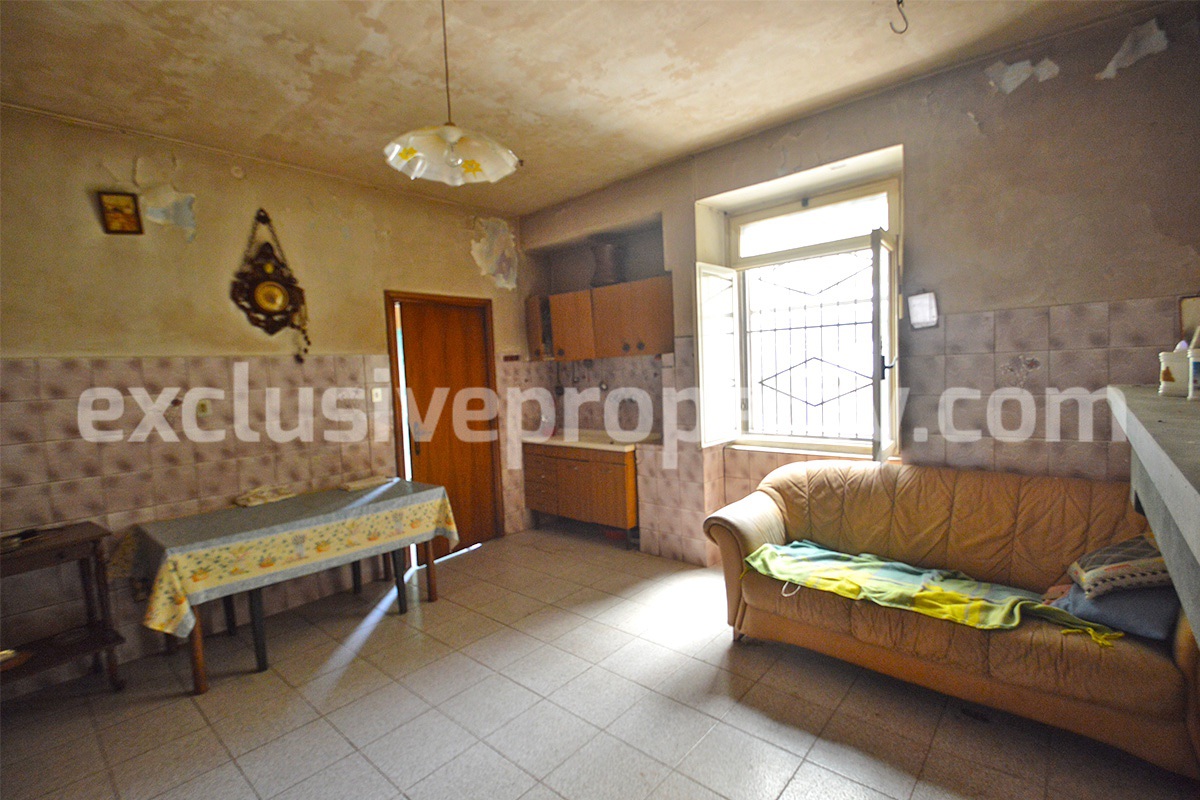 Large property with flat garden for sale in Roccaspinalveti - Abruzzo 11