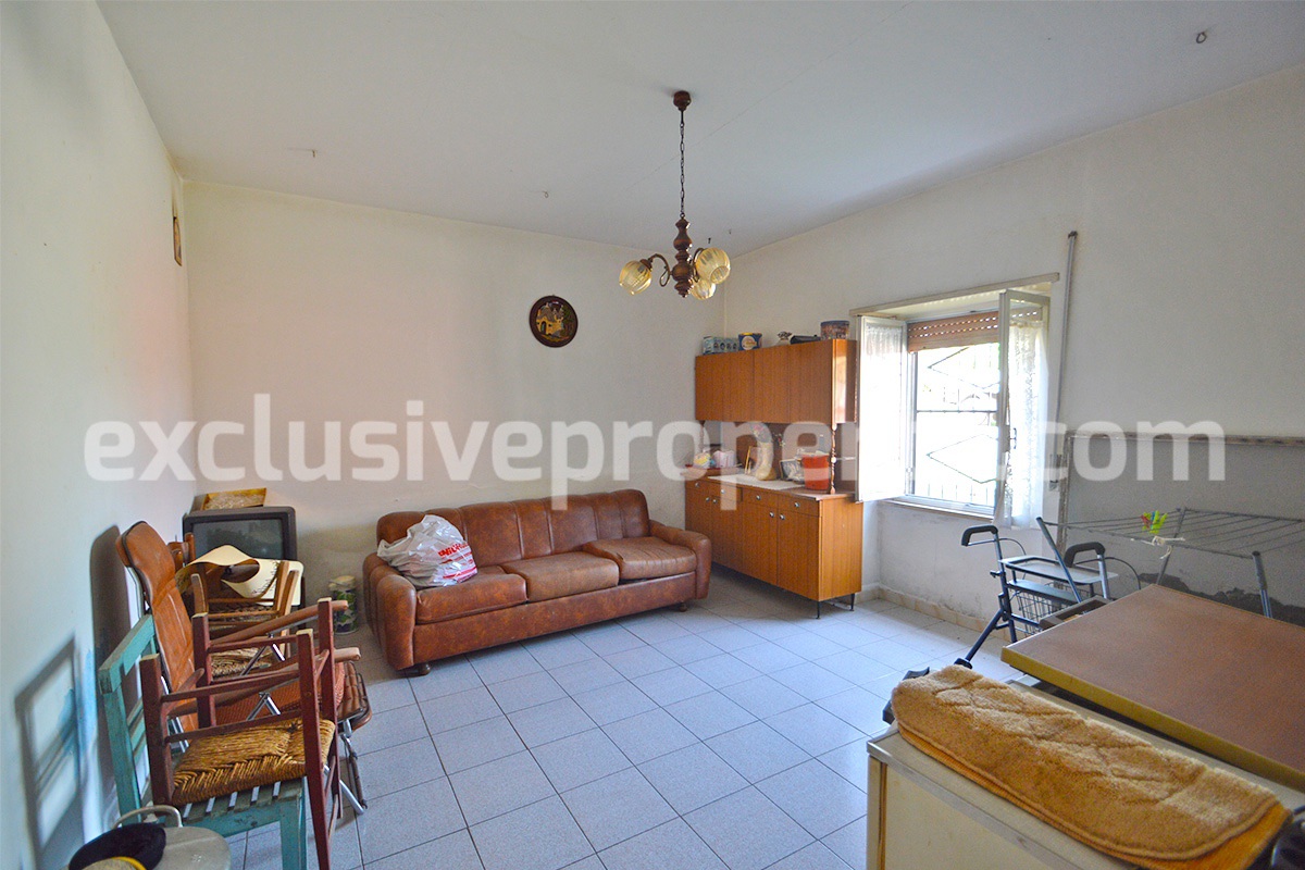 Large property with flat garden for sale in Roccaspinalveti - Abruzzo 12