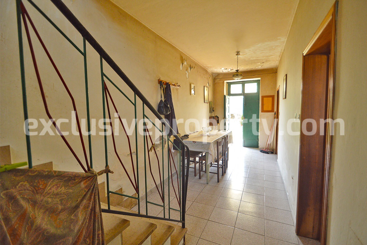 Large property with flat garden for sale in Roccaspinalveti - Abruzzo 14