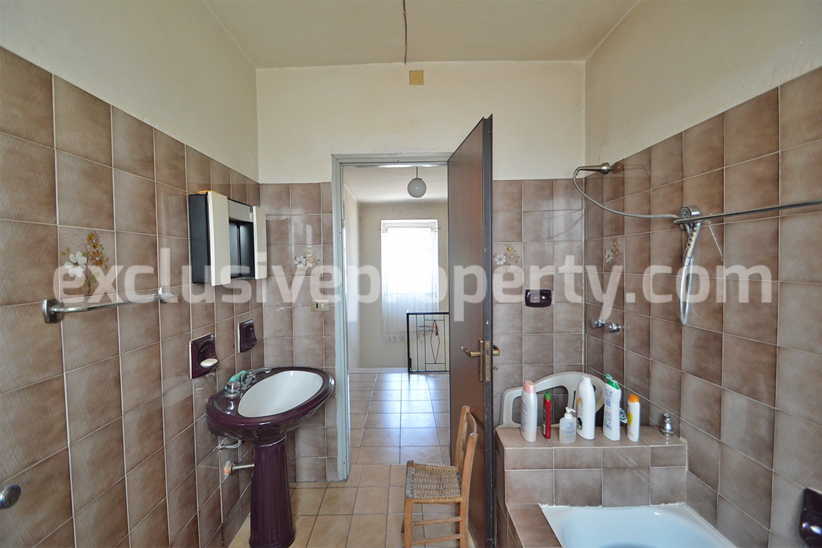 Large property with flat garden for sale in Roccaspinalveti - Abruzzo 23