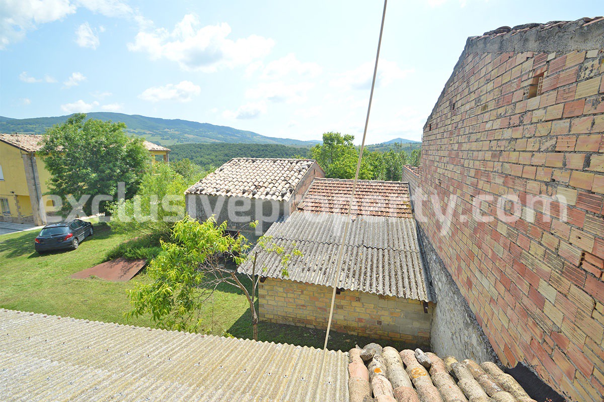 Large property with flat garden for sale in Roccaspinalveti - Abruzzo 27