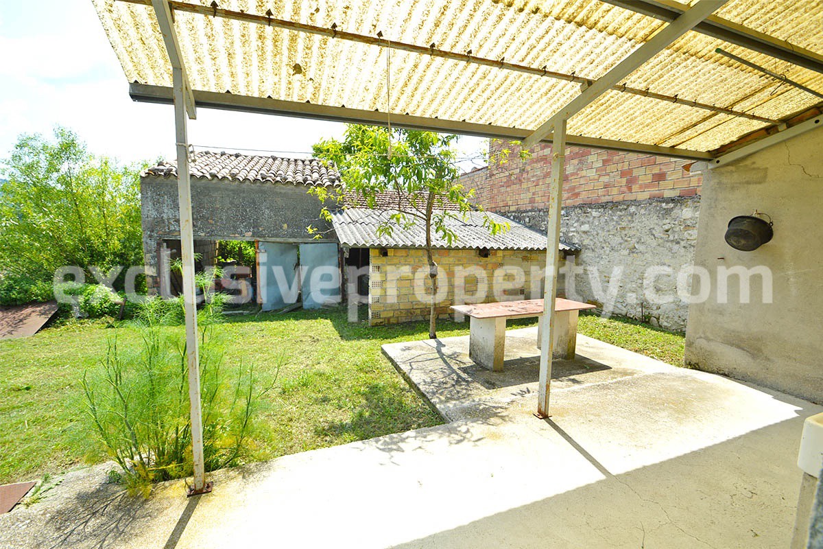 Large property with flat garden for sale in Roccaspinalveti - Abruzzo 4