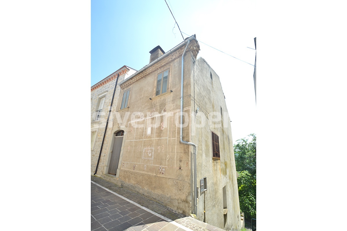 Large stone house habitable with outdoor space for sale in Abruzzo 4