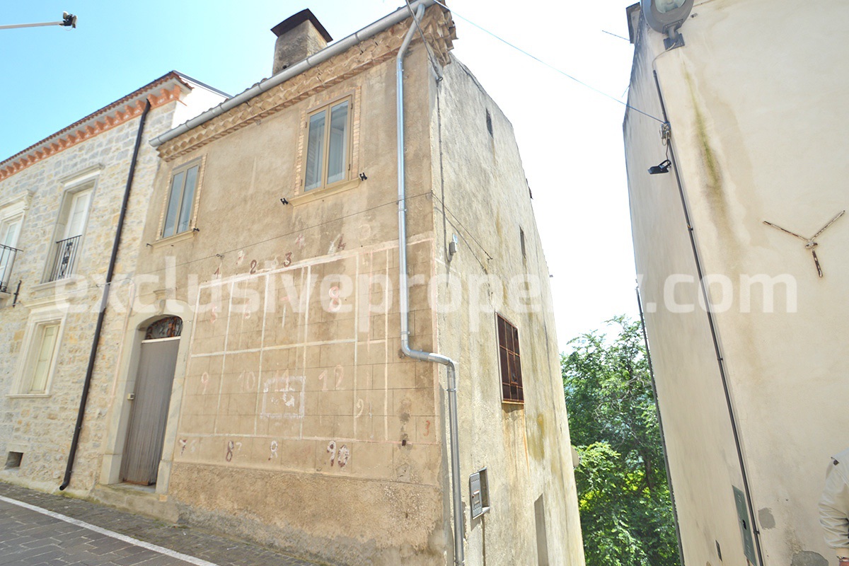 Large stone house habitable with outdoor space for sale in Abruzzo 5