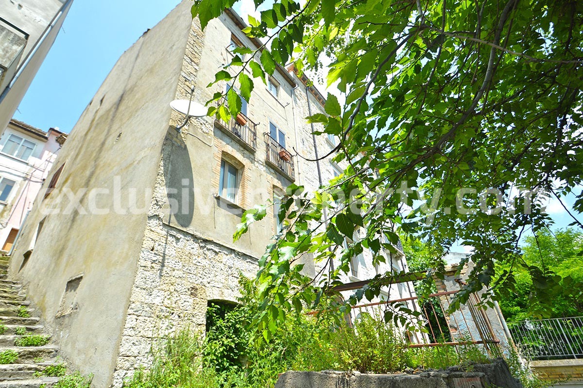 Large stone house habitable with outdoor space for sale in Abruzzo 3