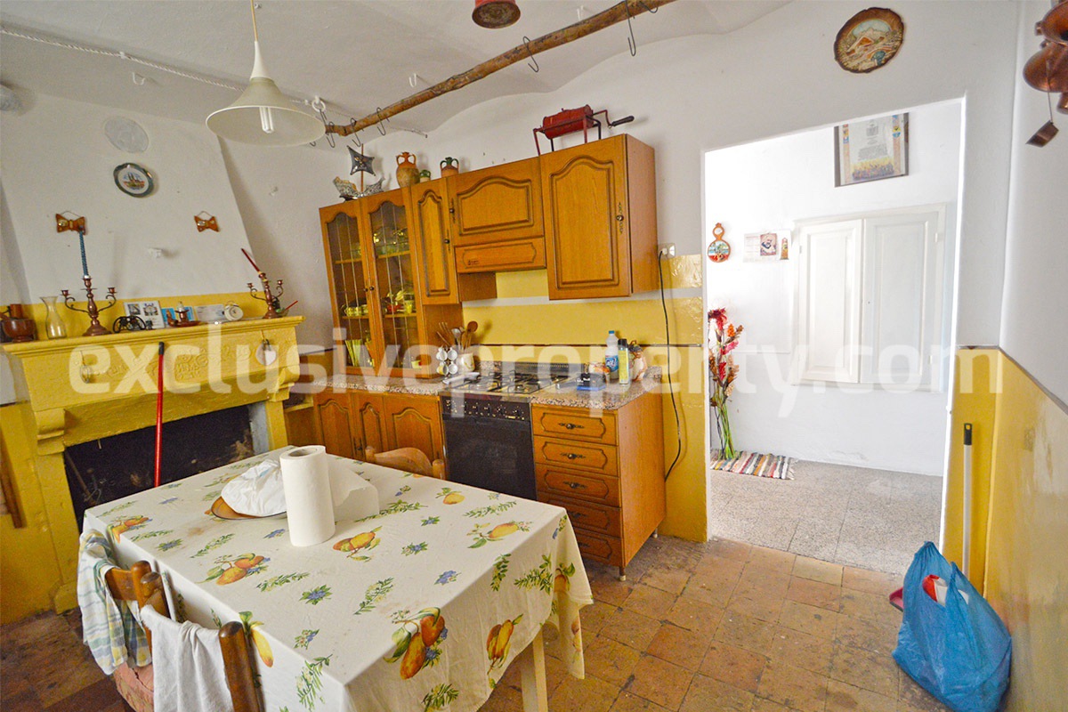 Large stone house habitable with outdoor space for sale in Abruzzo 14
