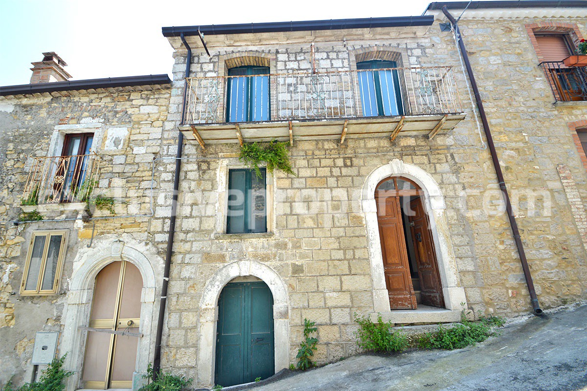 Typical Italian stone house for sale in Abruzzo - Fraine