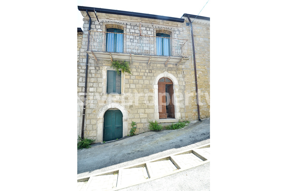 Typical Italian stone house for sale in Abruzzo - Fraine 2