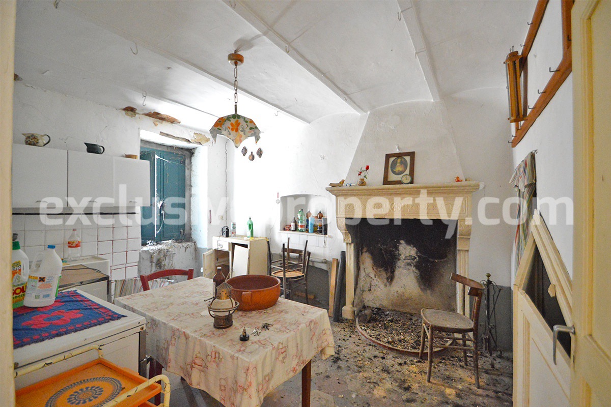 Typical Italian stone house for sale in Abruzzo - Fraine 4