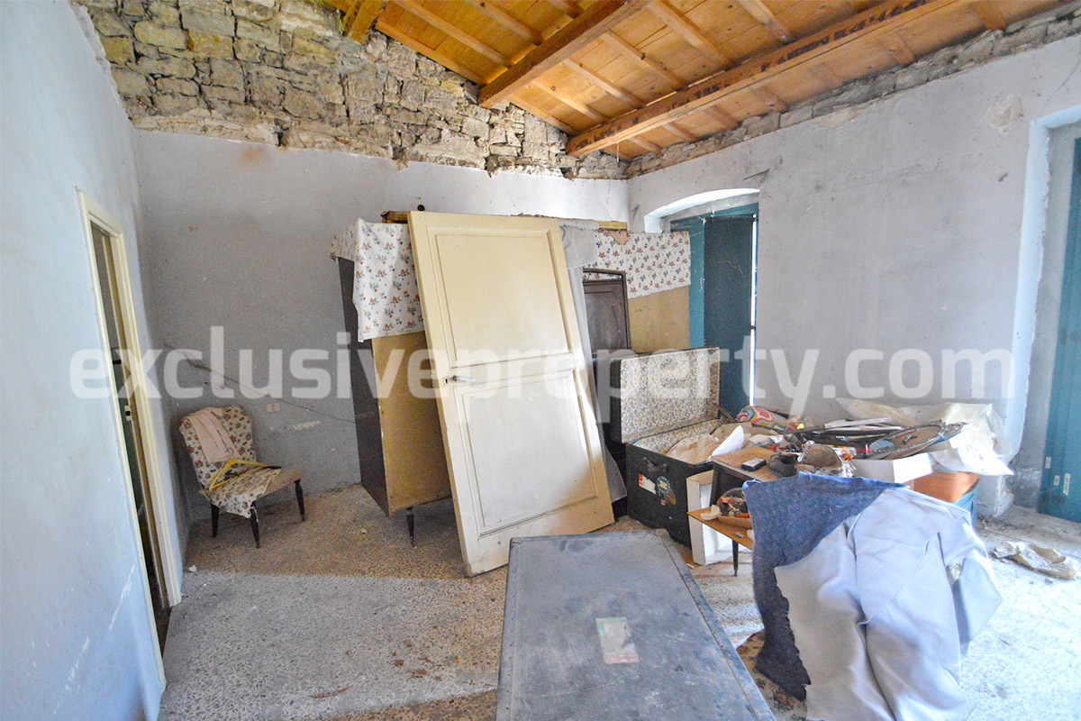 Typical Italian stone house for sale in Abruzzo - Fraine 9