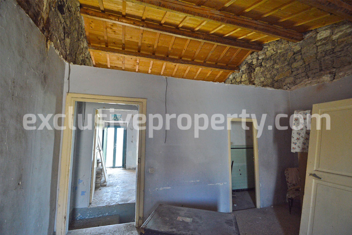 Typical Italian stone house for sale in Abruzzo - Fraine 10
